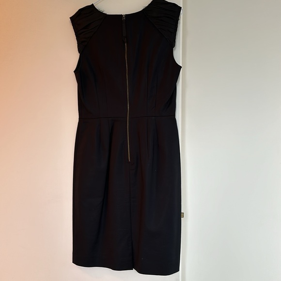 Banana Republic Black V neck cap-sleeved dress - Picture 4 of 10